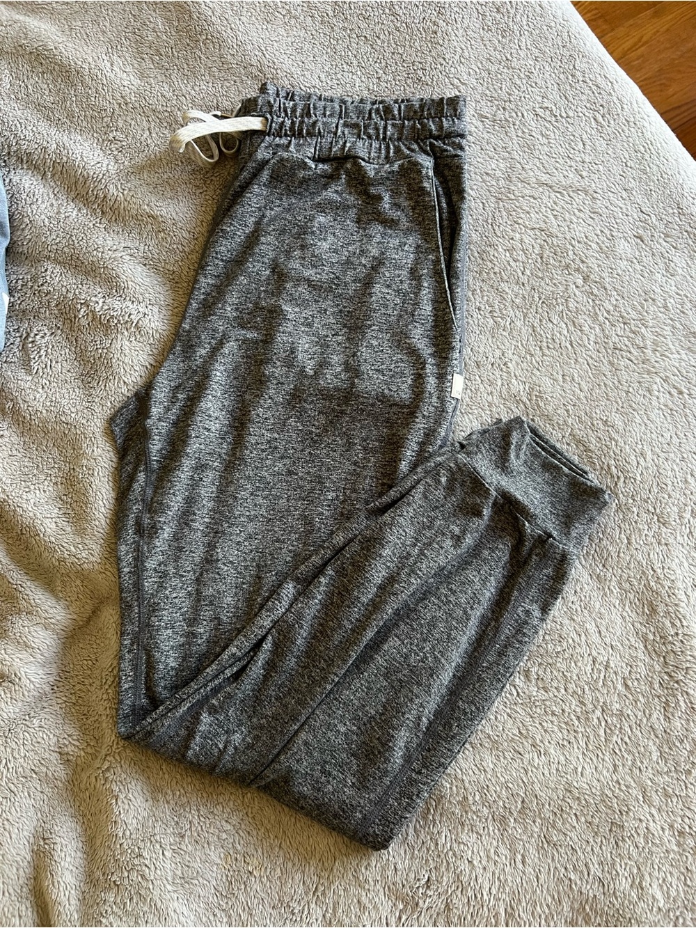 Vuori Women’s Heather Grey Performance Joggers Medium